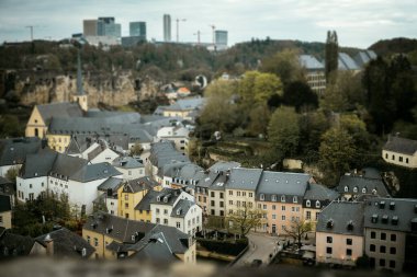 Lüksemburg 'un eski tarihi bölümünün panoramik görüntüsü. Alzette ve Petrus nehirlerinin arasındaki vadide bir şehir. Lüksemburg Büyük Dükalığı 'nın havadan görünüşü