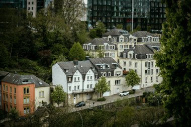 Lüksemburg 'un eski tarihi bölümünün panoramik görüntüsü. Alzette ve Petrus nehirlerinin arasındaki vadide bir şehir. Lüksemburg Büyük Dükalığı 'nın havadan görünüşü