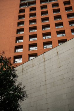 Kırmızı tuğladan yapılmış modern çok katlı konut binasının dış cephesi