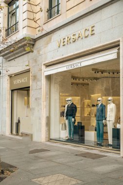 Madrid, İspanya - 29 Ocak 2024: Madrid şehir merkezindeki mağazada Versace marka tabelanın sokak manzarası