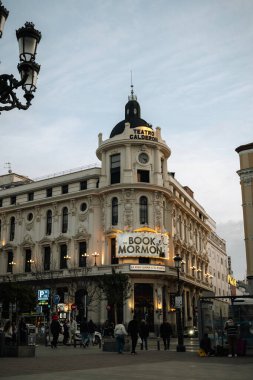 Madrid, İspanya - 29 Ocak 2024: Calderon Tiyatrosu 'nun neo-barok binası Madrid' in akşam şehir merkezinde fenerlerle aydınlatıldı