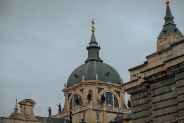 Madrid, İspanya - 08 Şubat 2024: Madrid 'deki Almudena Katedrali kubbeleri ve örümcekleri. Akşam İspanya 'nın güzel barok mimarisi