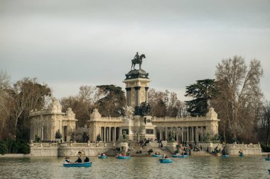 Madrid, İspanya - 29 Ocak 2024: Alfonso XII 'nin Parque del Retiro' daki büyük gölün önündeki tarihi anıtı. İspanya 'nın başkentinde büyük bir park