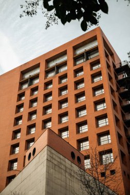 Kırmızı tuğladan yapılmış modern çok katlı konut binasının dış cephesi