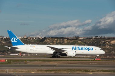 Madrid, İspanya - 02 Şubat 2024: Büyük yolcu Boeing 787-900 hayali Air Europa havayolları uçağı güneşli bir günde Madrid-Barajas Havalimanı 'nda vergi indiriyor.