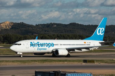 Madrid, İspanya - 02 Şubat 2024: Güneşli bir günde Madrid-Barajas Havalimanı 'nda vergi ödeyen büyük Boeing 737-8K5 AirEuropa Express uçağı.