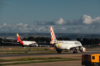 Madrid, İspanya - 02 Şubat 2024: Güneşli bir günde Madrid-Barajas Havalimanı 'nda Volotea Havayolları' nın büyük yolcu uçağı A320. Volotea Havayolları ucuz bir İspanyol havayolu şirketidir.