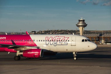 Madrid, İspanya - 12 Şubat 2024: Güneşli bir günde Madrid-Barajas Havaalanı 'ndan kalkmadan önce Wizz Air Airlines' ın büyük yolcu otobüsü.