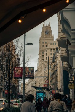 Madrid, İspanya - 08 Şubat 2024: Madrid 'in eski caddelerinde akşamları fenerlerle aydınlatılmış klasik Neo-Barok binaları ile güzel mimari