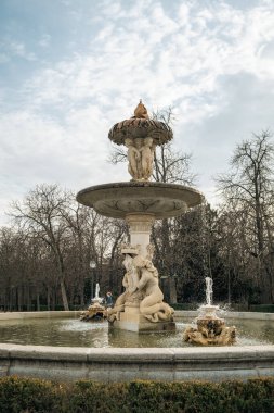 Madrid, İspanya - 29 Ocak 2024: Parque del Retiro 'daki güzel ortaçağ çeşmesi - Madrid şehir merkezindeki büyük şehir parkı, İspanya' nın başkenti