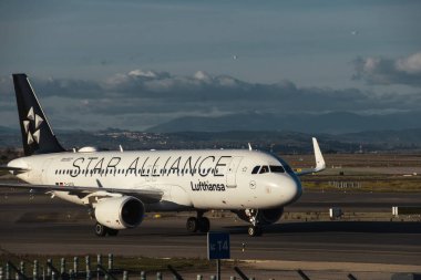 Madrid, İspanya - 12 Şubat 2024: Güneşli bir günde Madrid-Barajas Havalimanı 'ndan kalkmadan önce Star Alliance Livery' den vergi alan Lufthansa Havayolları 'nın büyük yolcu uçağı A320-214..