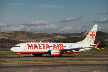 Madrid, İspanya - 12 Şubat 2024: Büyük Yolcu Boeing 737 MAX 8-200 Malta Hava Yolları uçağı güneşli bir günde Madrid-Barajas Havalimanı 'ndan kalkmadan önce vergi indiriyor.