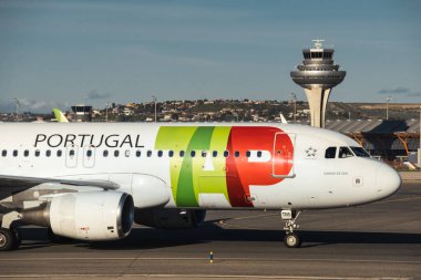 Madrid, İspanya - 12 Şubat 2024: Büyük Yolcu Airbus A320-214 TAP Air Portugal Airlines, güneşli bir günde Madrid-Barajas Havaalanı 'ndan kalkmadan önce vergi indiriyor.