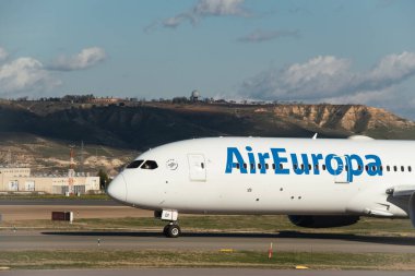 Madrid, İspanya - 02 Şubat 2024: Büyük yolcu Boeing 787-900 hayali Air Europa havayolları uçağı güneşli bir günde Madrid-Barajas Havalimanı 'nda vergi indiriyor.