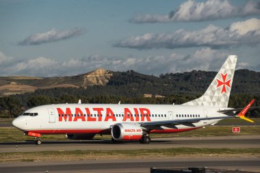 Madrid, İspanya - 12 Şubat 2024: Büyük Yolcu Boeing 737 MAX 8-200 Malta Hava Yolları uçağı güneşli bir günde Madrid-Barajas Havalimanı 'ndan kalkmadan önce vergi indiriyor.