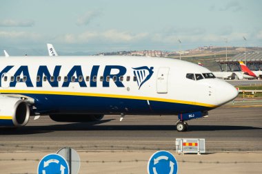 Madrid, İspanya - 02 Şubat 2024: Güneşli bir günde Madrid-Barajas Havaalanı 'nda düşük maliyetli Ryanair Airlines' ın büyük yolcu uçağı Boeing 737-8AS