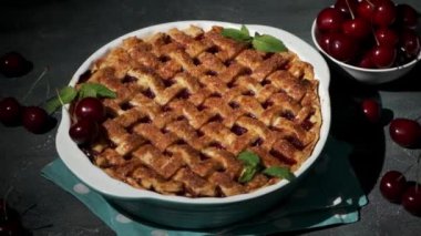 Gri beton zemin üzerine şeker serpiştirilmiş ev yapımı lezzetli vişneli turta. Amerikan geleneksel vişneli turtası.