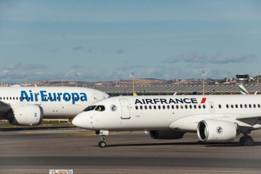 Madrid, İspanya - 12 Şubat 2024: Büyük Yolcu Airbus A220-300 Air France havayolları güneşli bir günde Madrid-Barajas Havaalanı 'ndan kalkmadan önce vergilendirme.