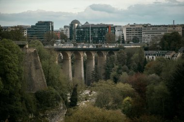 Lüksemburg 'un başkenti Lüksemburg' daki Alzette Nehri 'ndeki Passerelle Köprüsü' nün havadan görünüşü