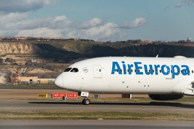Madrid, İspanya - 02 Şubat 2024: Büyük yolcu Boeing 787-900 hayali Air Europa havayolları uçağı güneşli bir günde Madrid-Barajas Havalimanı 'nda vergi indiriyor.