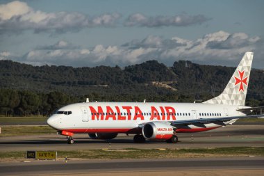 Madrid, İspanya - 12 Şubat 2024: Büyük Yolcu Boeing 737 MAX 8-200 Malta Hava Yolları uçağı güneşli bir günde Madrid-Barajas Havalimanı 'ndan kalkmadan önce vergi indiriyor.