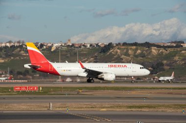 Madrid, İspanya - 12 Şubat 2024: Güneşli bir günde Madrid-Barajas Havalimanı 'ndan kalkmadan önce İberya Havayolları' nın 320 büyük yolcu uçağı.