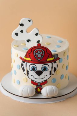 Kyiv, Ukrayna - 14 Kasım 2024: PaW Patrol animasyon televizyon dizisinin küçük bir hayranı için doğum günü pastası