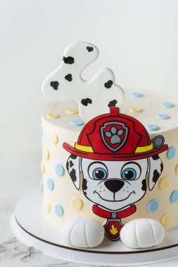 Kyiv, Ukrayna - 14 Kasım 2024: PaW Patrol animasyon televizyon dizisinin küçük bir hayranı için doğum günü pastası.