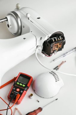 Parçalanmış mutfak malzemesi karıştırıcısı beyaz arka planda. Stand-food işlemci reklam şablonunun metin için boş bir alanı olan onarımı ve servisi.