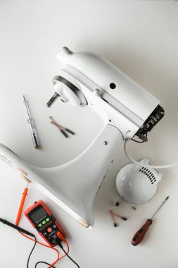 Parçalanmış mutfak malzemesi karıştırıcısı beyaz arka planda. Stand-food işlemci reklam şablonunun metin için boş bir alanı olan onarımı ve servisi.