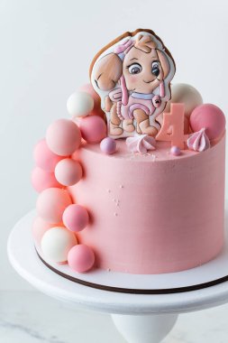 Kyiv, Ukrayna - 09 Mart 2025: Paw Patrol çizgi dizisinin küçük bir hayranı için pembe doğum günü pastası köpek yavrusu Skye ve çikolata küreleri şeklinde zencefilli kurabiye ile süslenmiş televizyon dizisi