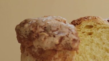 Kuru üzümlü panettone keki ve şekerli meyve, bej arka planda tatlı geleneksel İtalyan pastası. Paskalya pastası ya da Noel pastası.. 