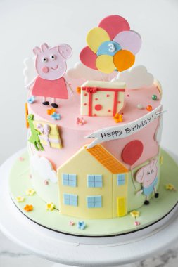 Kyiv, Ukrayna - 27 Şubat 2025: Peppa Pig doğum günü pastası beyaz arka planda. Komik pembe domuzla süslenmiş küçük bebek için şirin bir pasta.