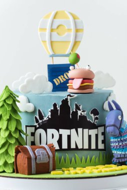 Kyiv, Ukrayna - 20 Mayıs 2025: Fortnite video oyunu hayranı için doğum günü pastası. Beyaz arka planda Fortnite oyun karakterleriyle süslenmiş mavi çikolatalı pasta.