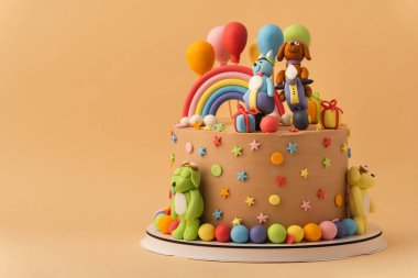 Kyiv, Ukrayna - 21 Mayıs 2025: Go, Dog hayranı için doğum günü pastası. Popüler komedi dizisi karakterlerinin mastik figürleriyle süslenmiş animasyon televizyon dizisine git. Bej arkaplan