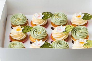 Fıstık aromalı kek çeşitleri beyaz arka planda hediye kutusunda.