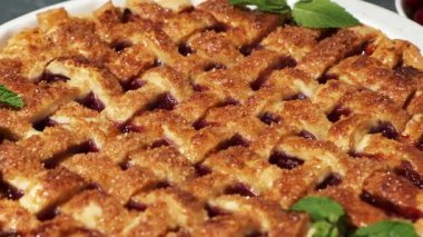 Lezzetli ev yapımı vişneli turtanın üzerinde kaygan bir fondöten ve kıvrımlı bir arka plan. Geleneksel Amerikan pastası. Düz yatıyordu. Taze yaz meyveli turta üzerine şeker serpiştirilmiş.