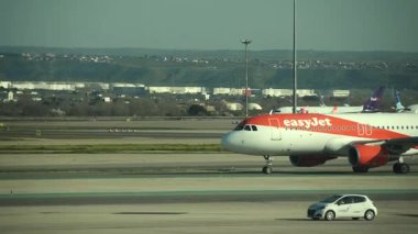 Madrid, İspanya - 12 Şubat 2024: Güneşli bir günde Madrid-Barajas Havalimanı 'nda uçan yumuşak jet havayolu A320-214 numaralı Airbus' a gelen büyük yolcu.