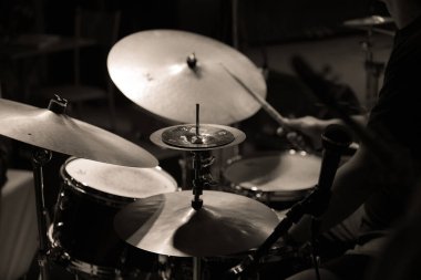  Jazz konserinde çalan bir davulcunun siyah ve beyaz görüntüsü, zillere ve bagetlere odaklanmış..