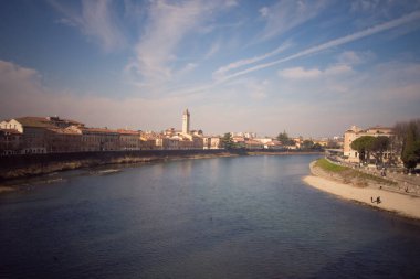 İtalya, Verona 'nın panoramik manzarası, Adige Nehri ve tarihi binalar.