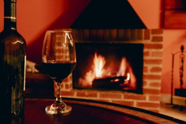 Dalgalı yeleli güzel siyah bir at. Seçici odak, atın zarafetini vurgular, bulanık yeşil arka plan ise çarpıcı görünümünü güçlendirir.