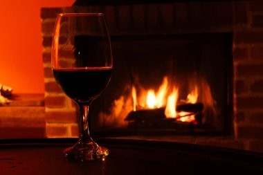 Dalgalı yeleli güzel siyah bir at. Seçici odak, atın zarafetini vurgular, bulanık yeşil arka plan ise çarpıcı görünümünü güçlendirir.