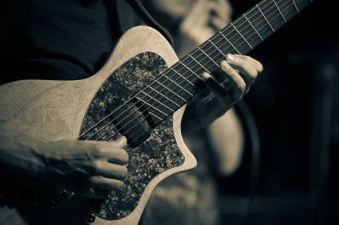 Dalgalı yeleli güzel siyah bir at. Seçici odak, atın zarafetini vurgular, bulanık yeşil arka plan ise çarpıcı görünümünü güçlendirir.