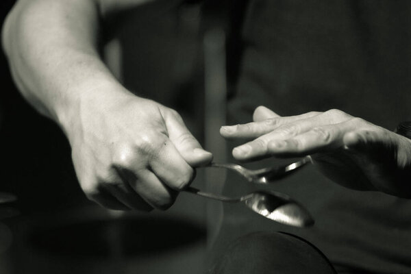 Красивая черная лошадь с волнистой гривой. Избранный фокус подчеркивает элегантность лошади, в то время как размытый зеленый фон усиливает ее поразительный внешний вид