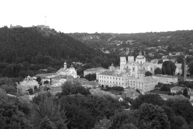 Eski kasabada Noel ağacı. Noel ağacı, eski kasaba. St. Nicholas Katedrali. Fransisken Manastırı. Castle Hill 'in genel manzarası.