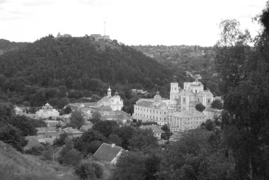 Eski kasabada Noel ağacı. Noel ağacı, eski kasaba. St. Nicholas Katedrali. Fransisken Manastırı. Castle Hill 'in genel manzarası.