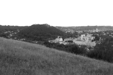 Eski kasabada Noel ağacı. Noel ağacı, eski kasaba. St. Nicholas Katedrali. Fransisken Manastırı. Castle Hill 'in genel manzarası.