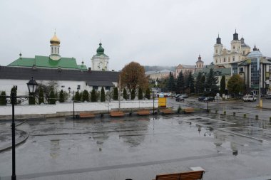 Eski kasabada Noel ağacı. Noel ağacı, eski kasaba. St. Nicholas Katedrali. Fransisken Manastırı..