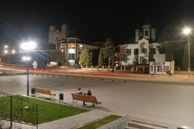 İyi akşamlar. Şehir ışıkları. Eski şehrin tarihi kısmı. Şekil Değiştirme Katedrali.