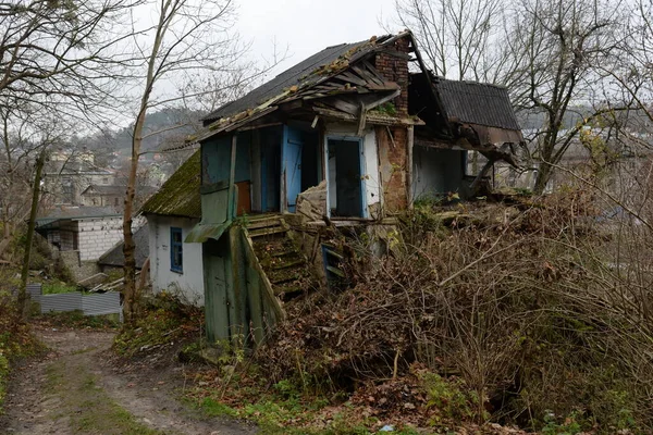 旧废弃的废弃房子 — 图库照片